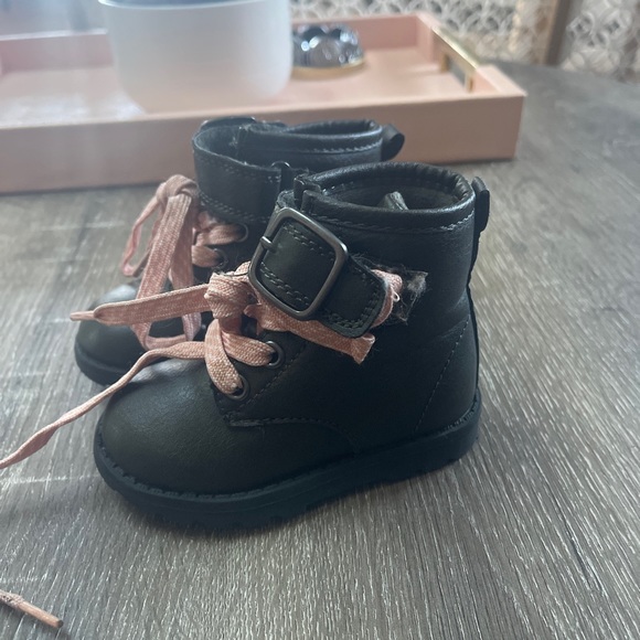 Carter’s Girls Booties Size 4 - Picture 2 of 4